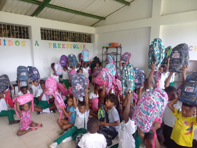 Organización America Viva lleva esperanza a niños con entrega de útiles escolares a Tumaco - Colombia